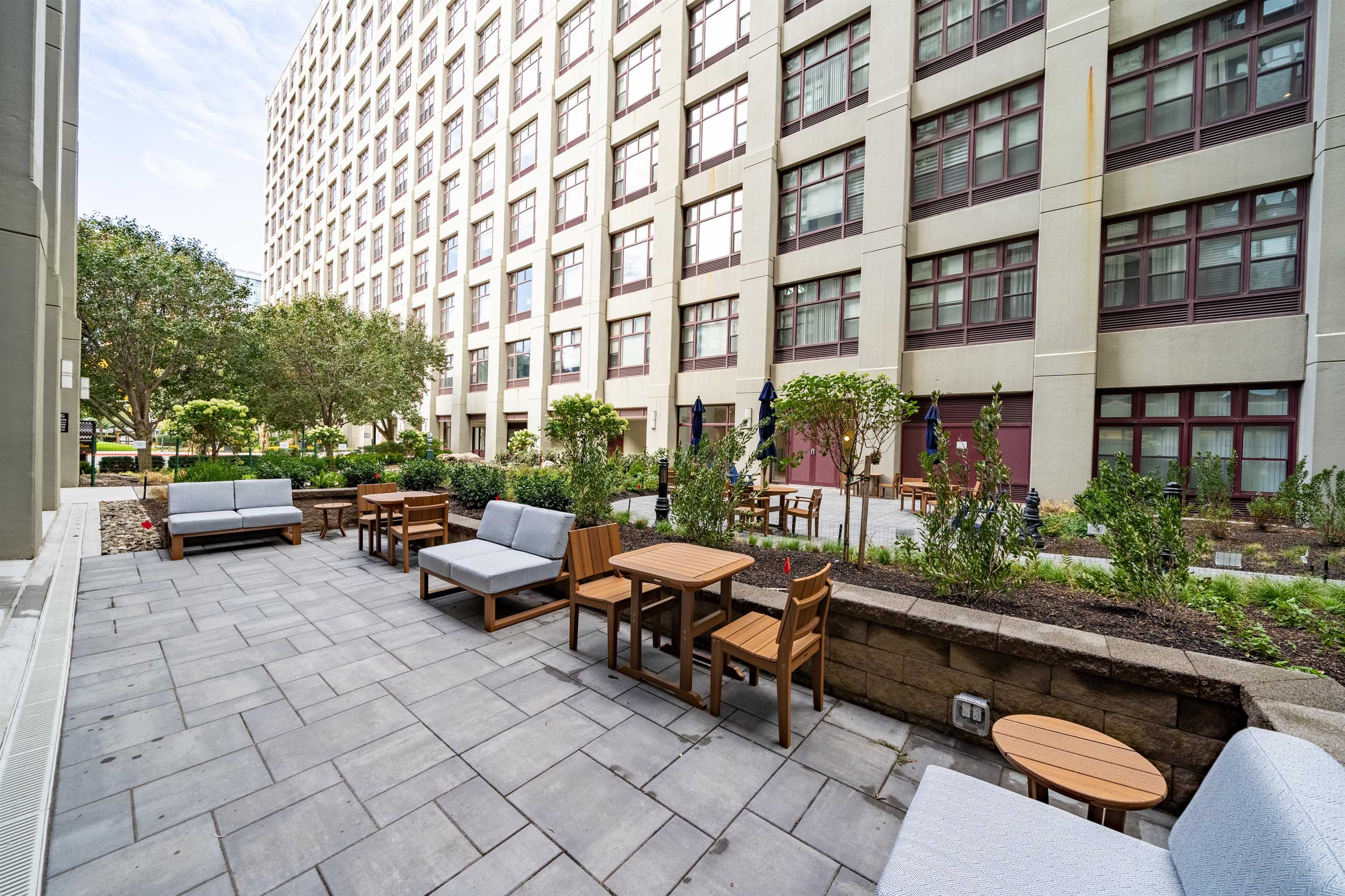 1500 HUDSON ST Unit: 8R
