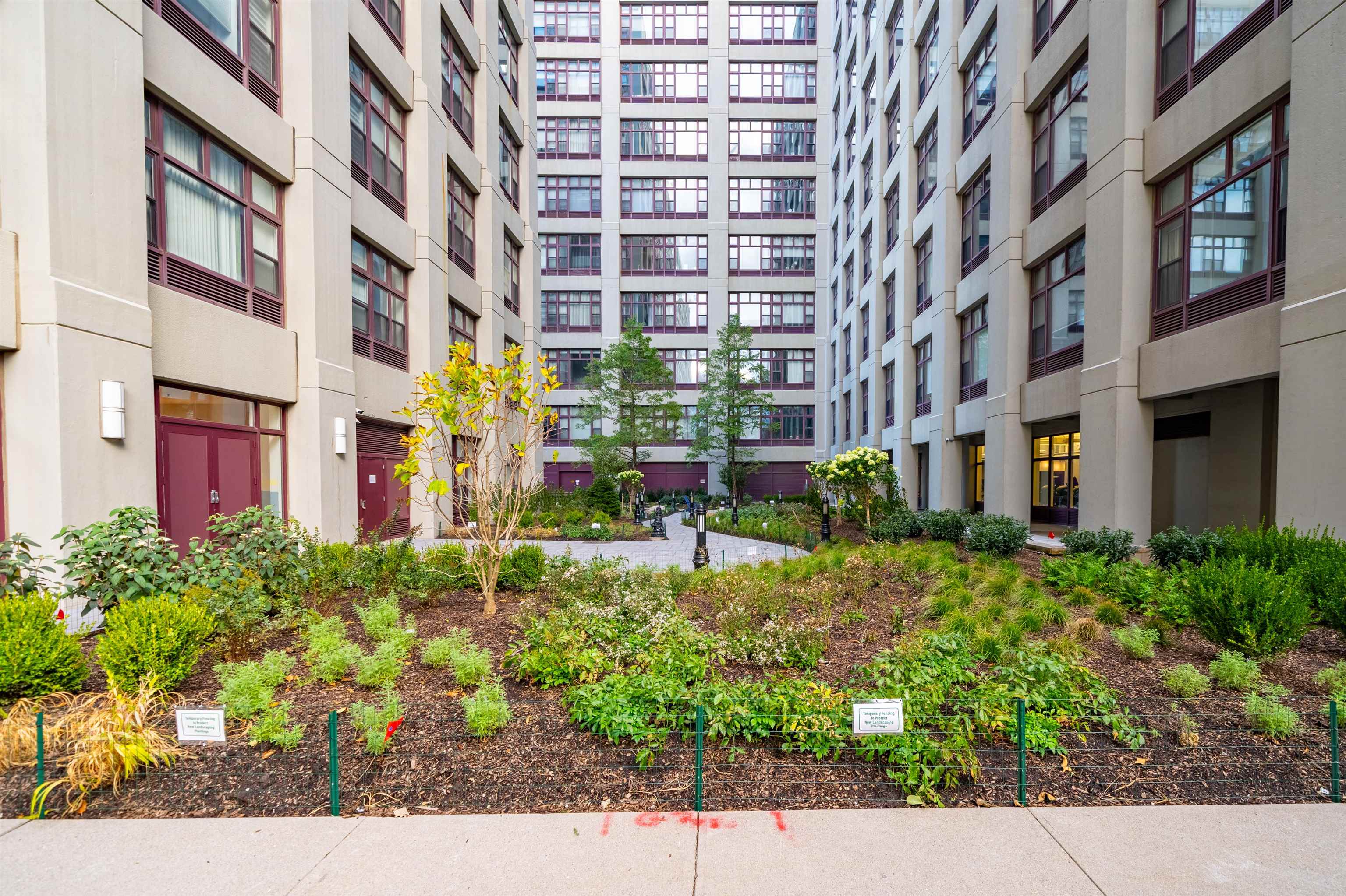 1500 HUDSON ST Unit: 8R