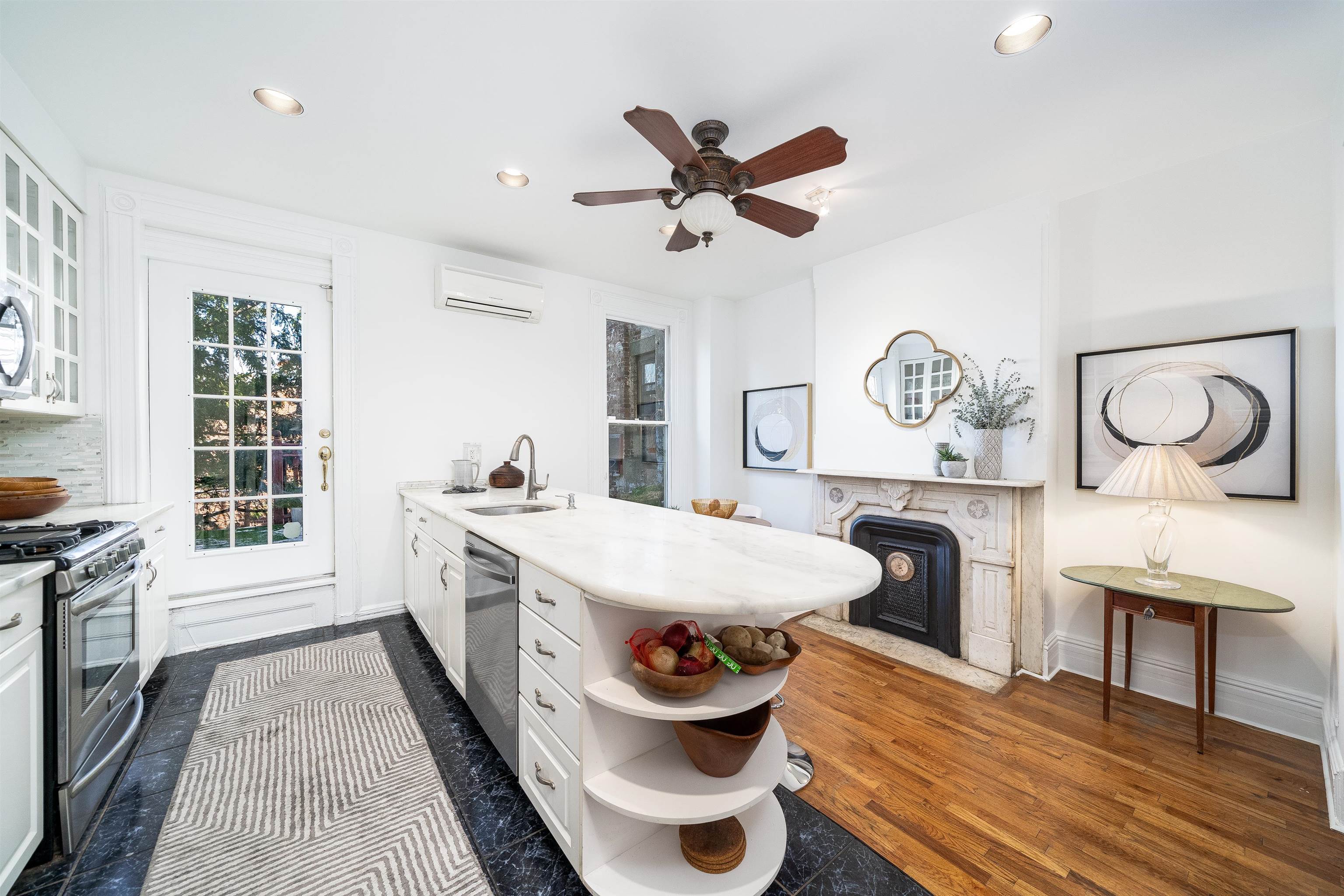 293 MONMOUTH ST