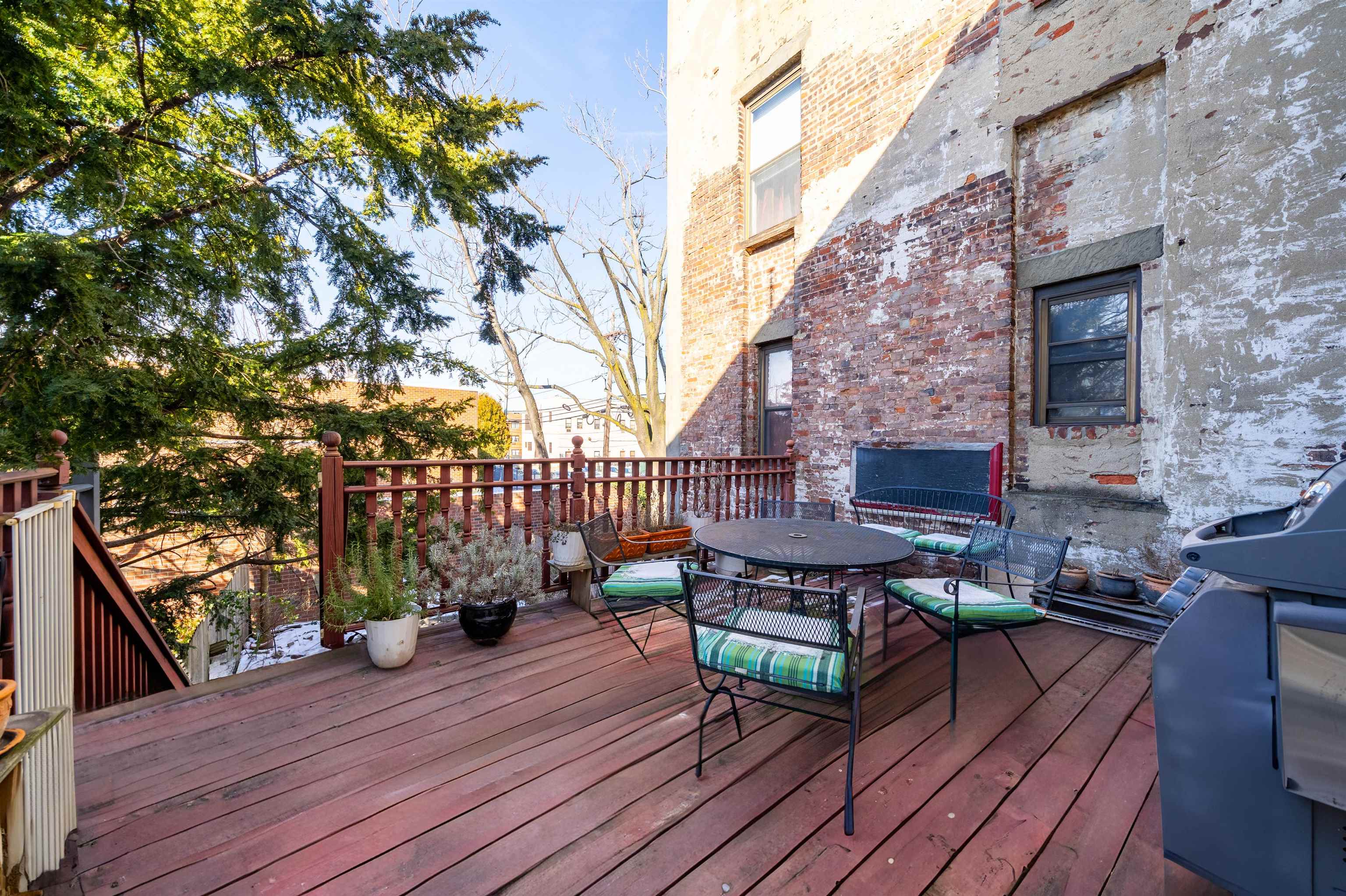 293 MONMOUTH ST