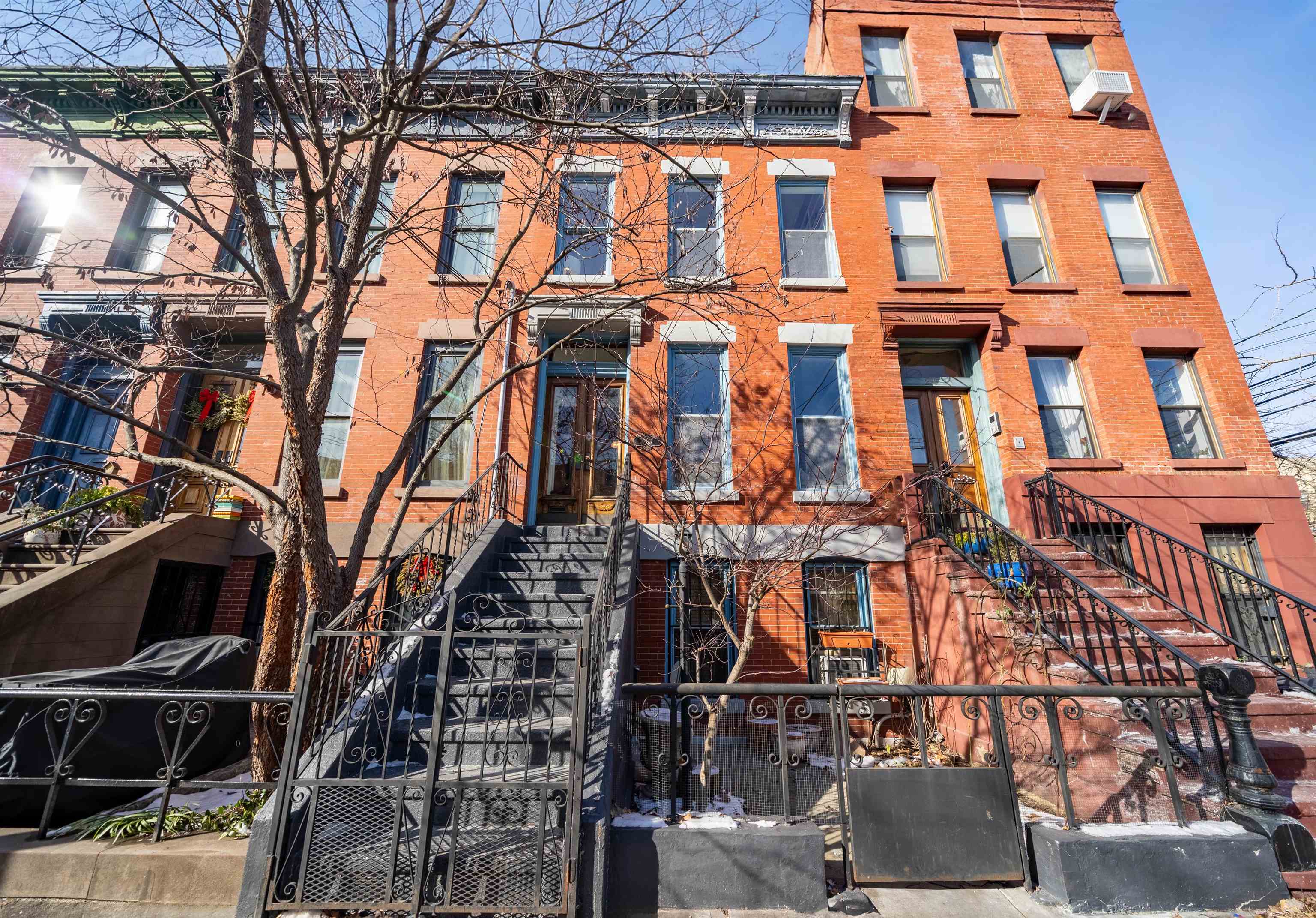 293 MONMOUTH ST