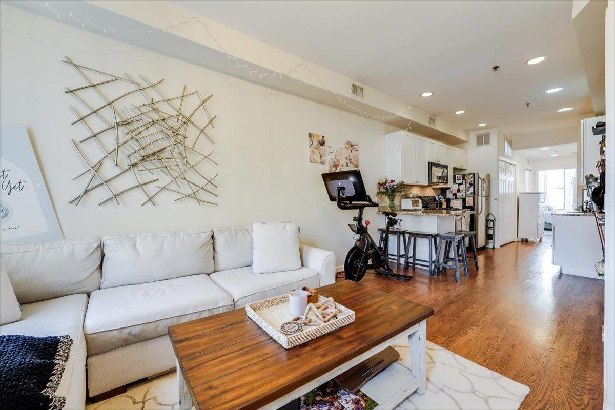 129 WILLOW AVE Unit: 4L
