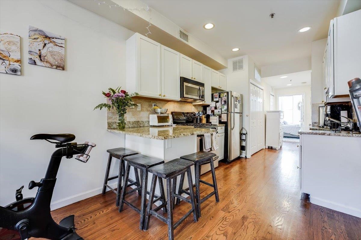129 WILLOW AVE Unit: 4L