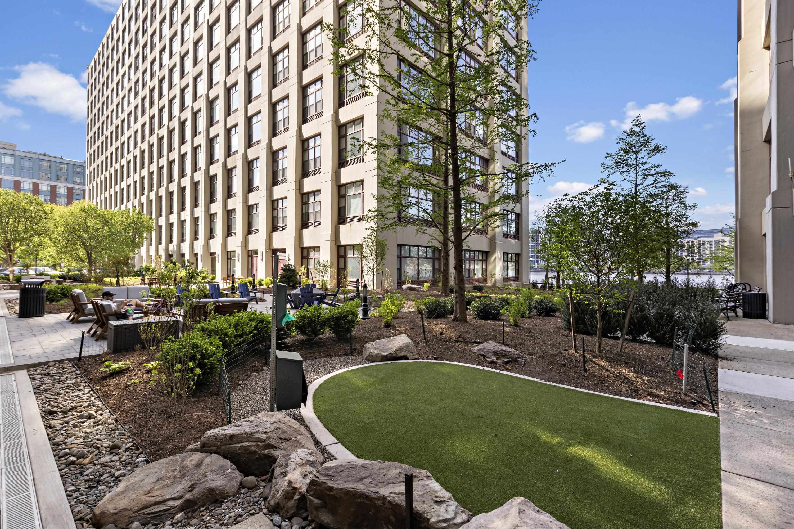 1500 HUDSON ST Unit: 4B