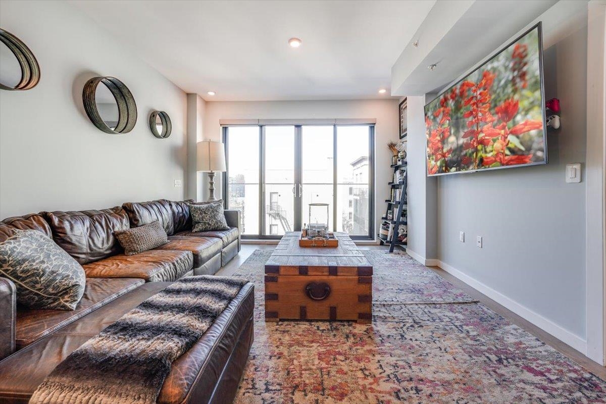 70 MONROE ST Unit: 4