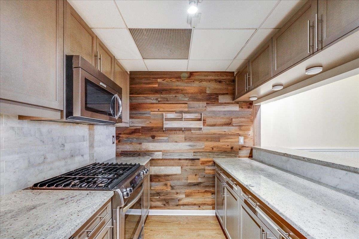 227 CHRISTOPHER COLUMBUS DR Unit: 101b