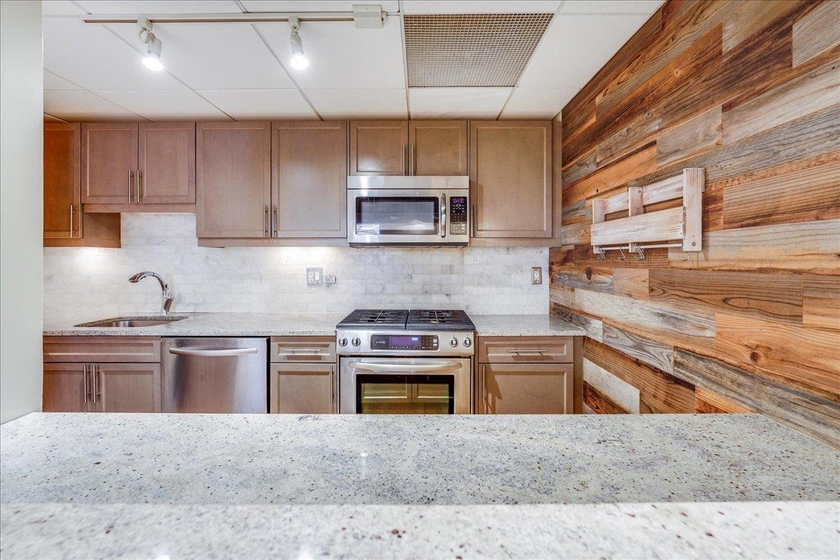 227 CHRISTOPHER COLUMBUS DR Unit: 101b