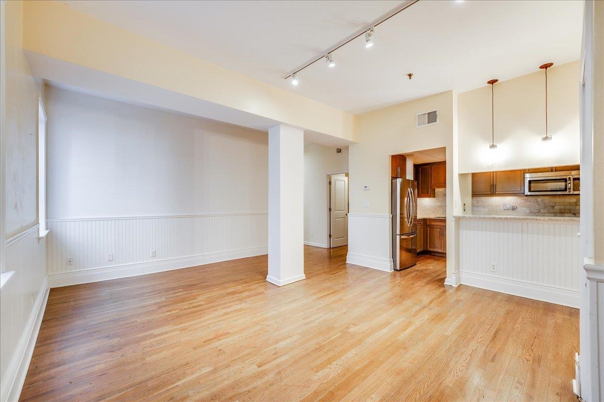 227 CHRISTOPHER COLUMBUS DR Unit: 101b