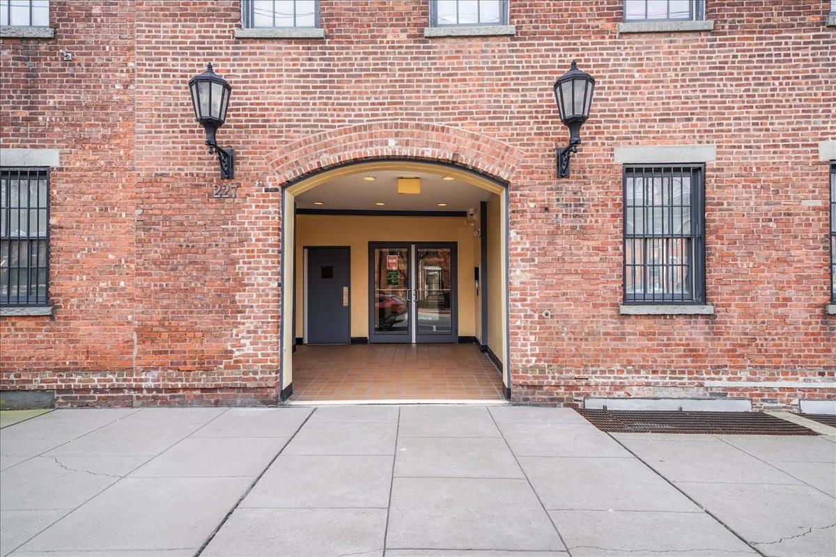 227 CHRISTOPHER COLUMBUS DR Unit: 101b