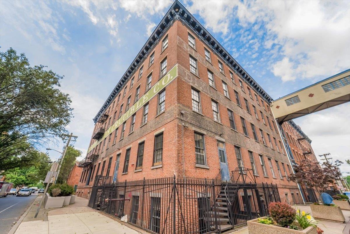 227 CHRISTOPHER COLUMBUS DR Unit: 101b
