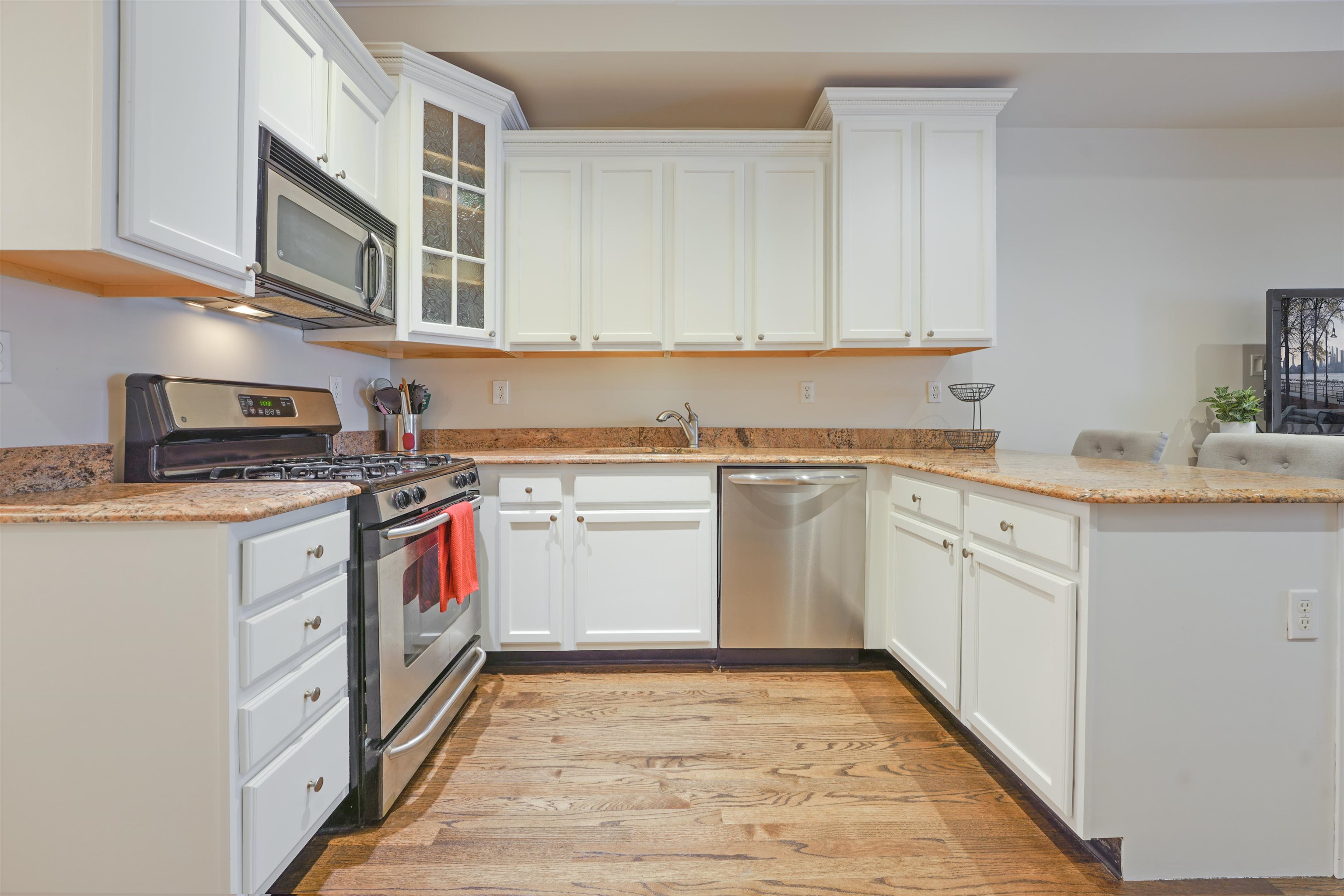 805 WILLOW AVE Unit: 1L