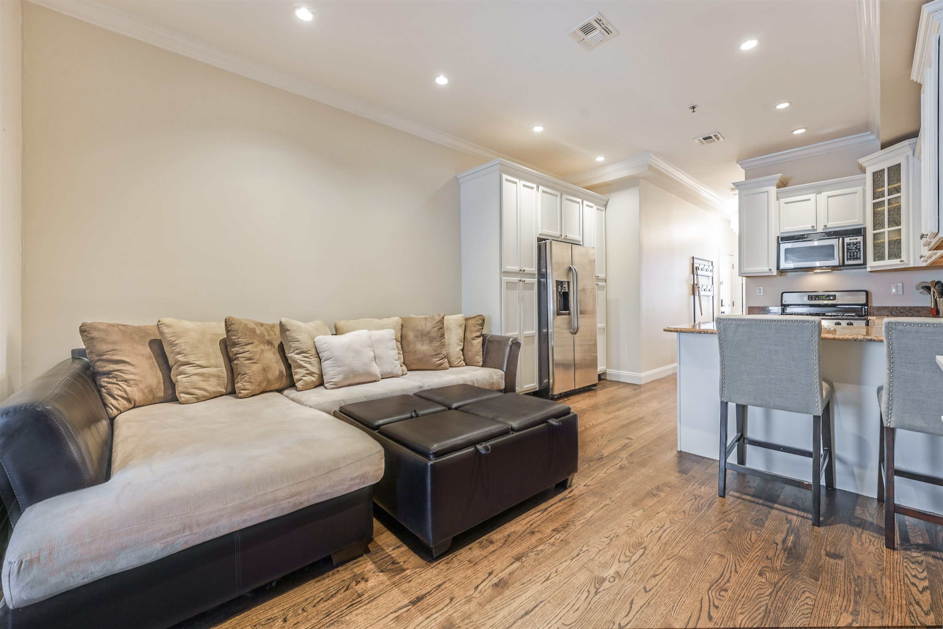 805 WILLOW AVE Unit: 1L