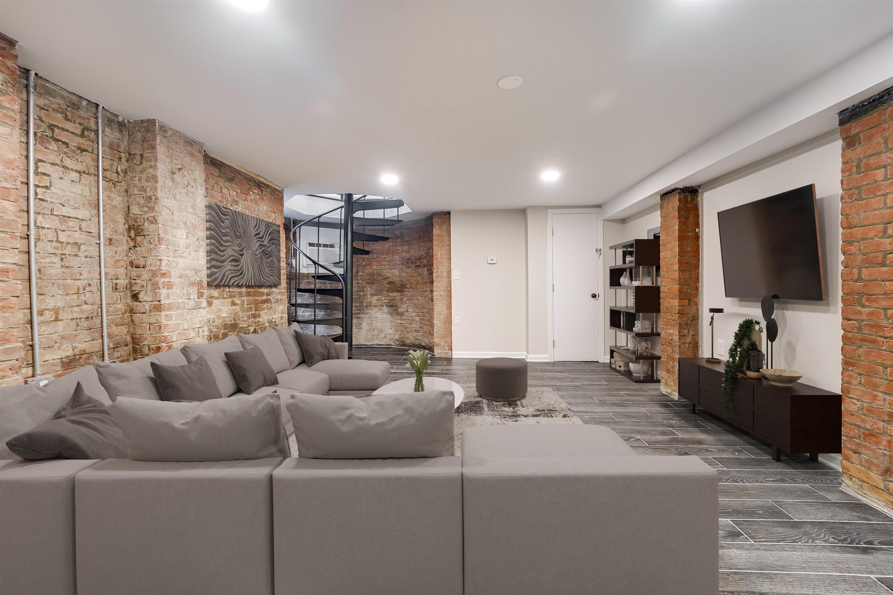 486 BRAMHALL AVE