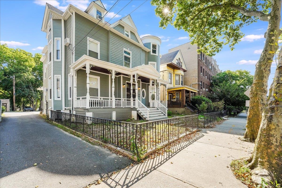 486 BRAMHALL AVE