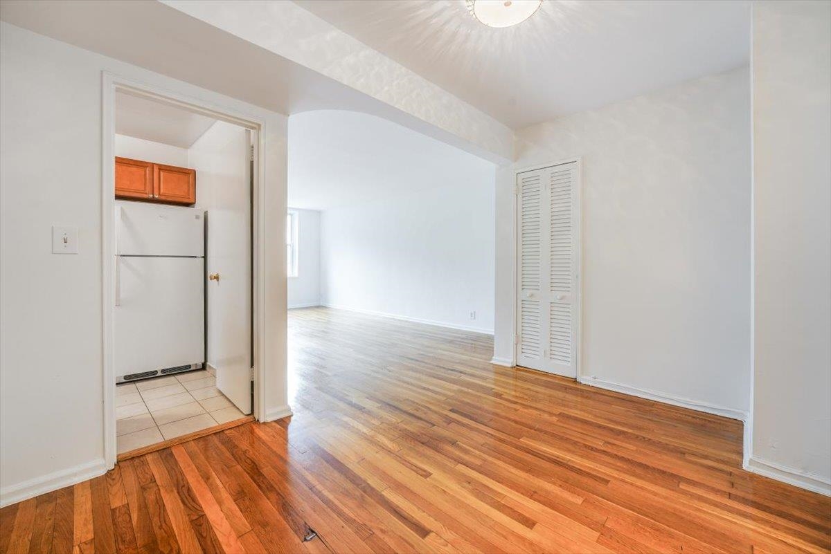 2160 CENTER AVE Unit: 2B