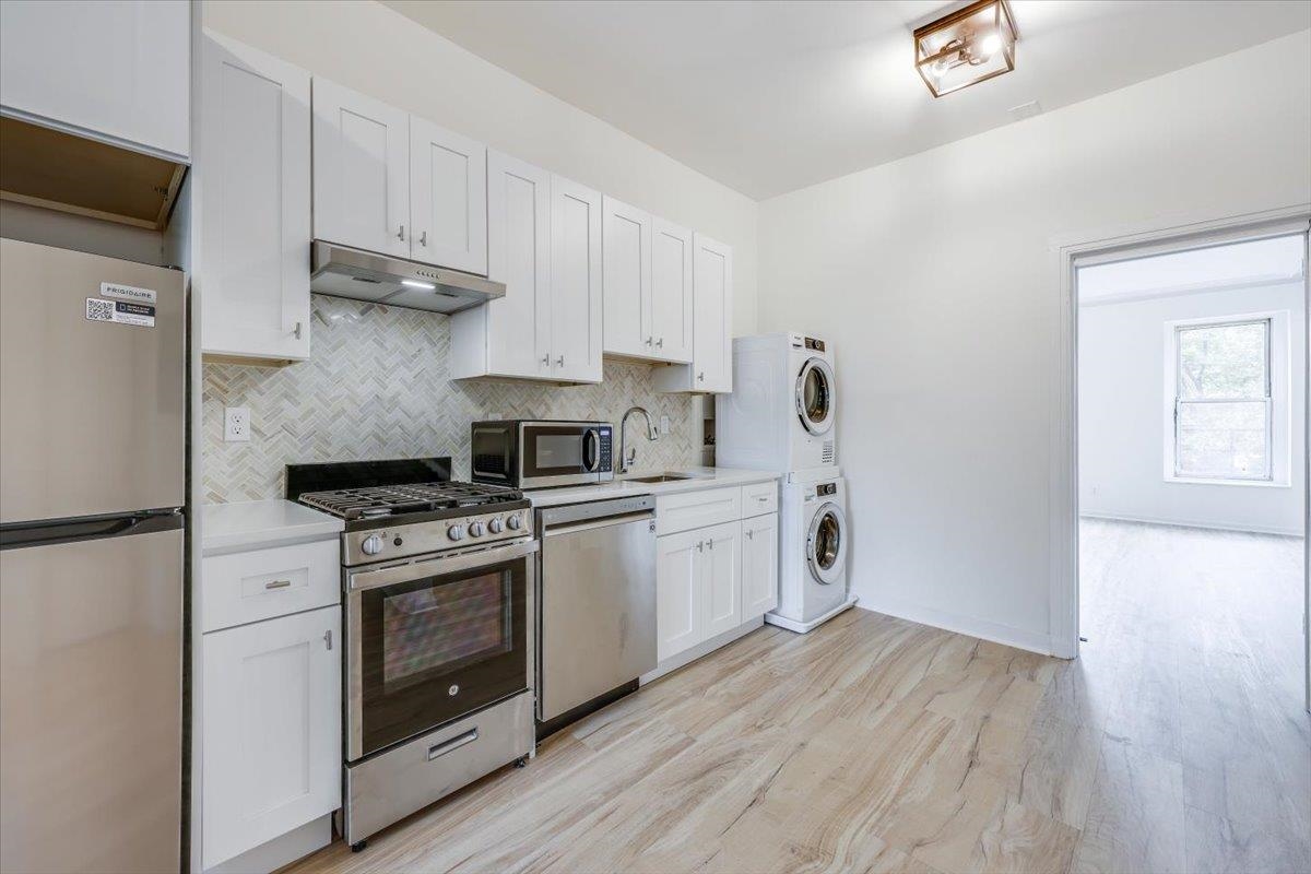 370 FORREST ST Unit: 3