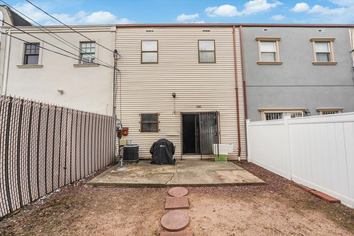323 9TH ST
