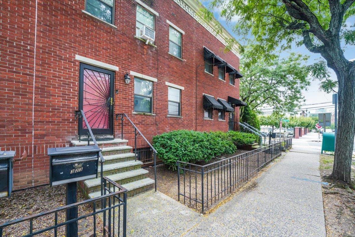 323 9TH ST