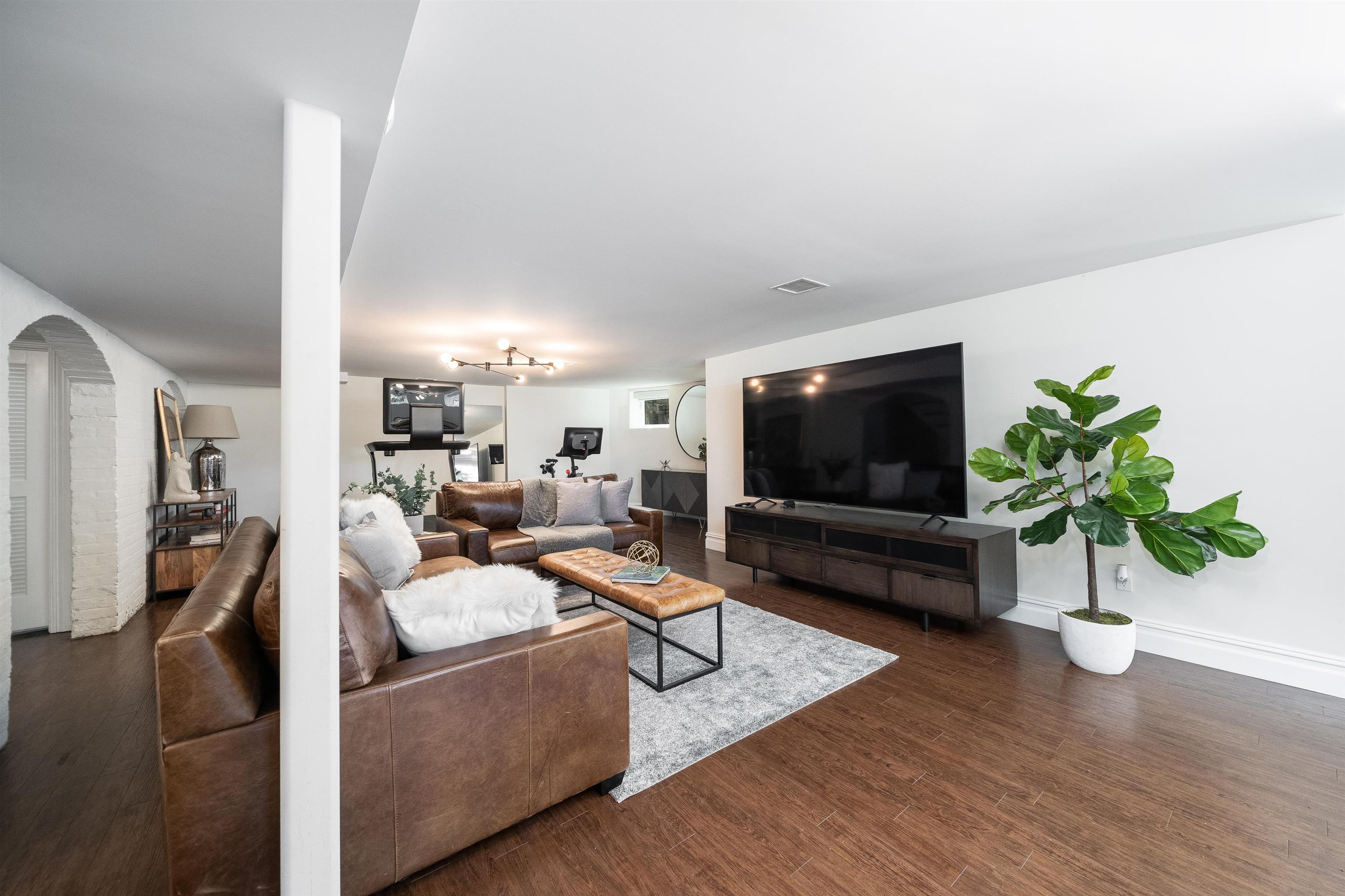 901 HUDSON ST Unit: W
