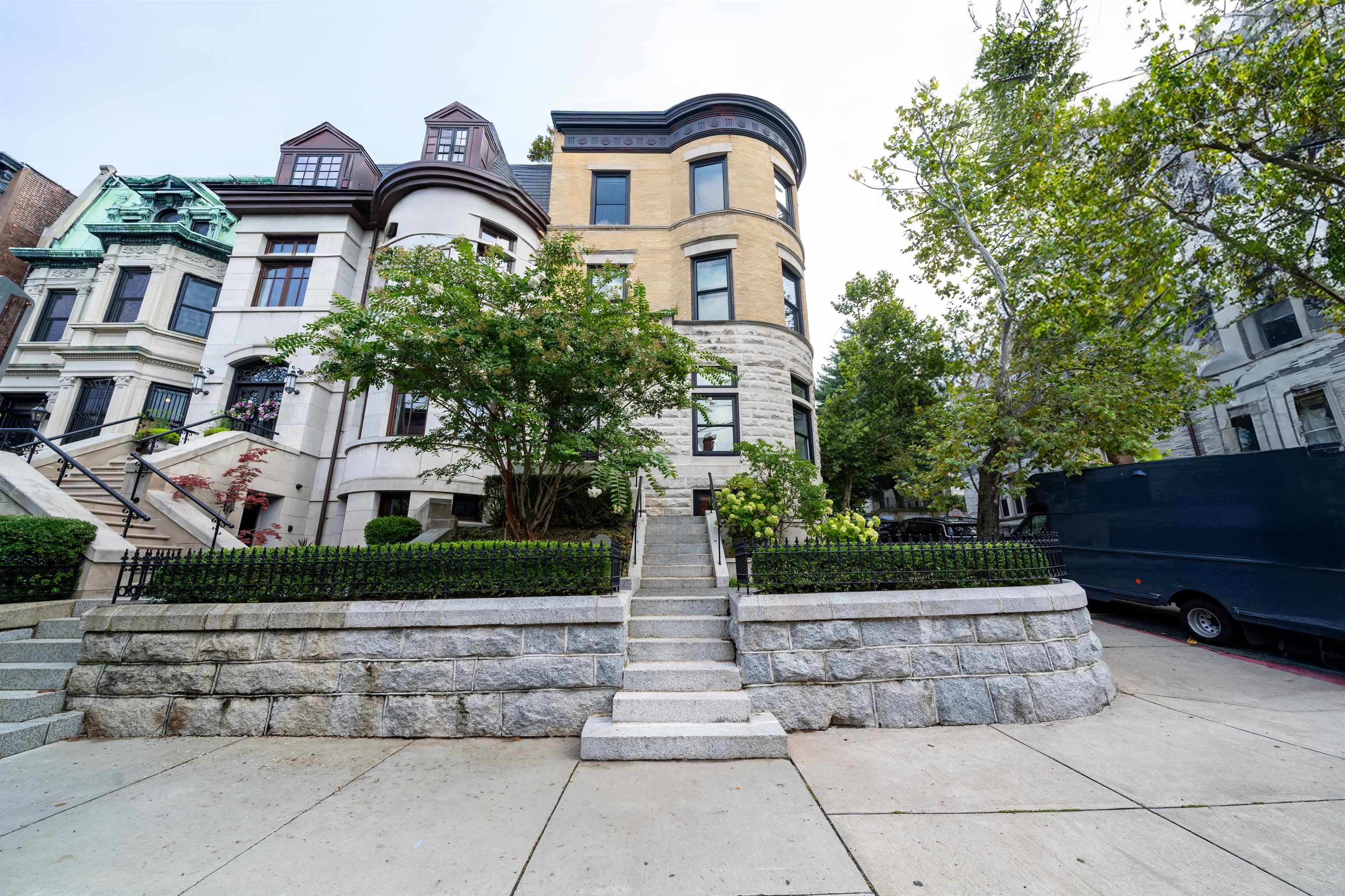 901 HUDSON ST Unit: W