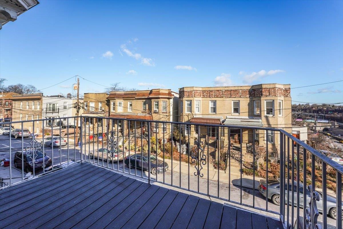 3 LINCOLN PL Unit: 2