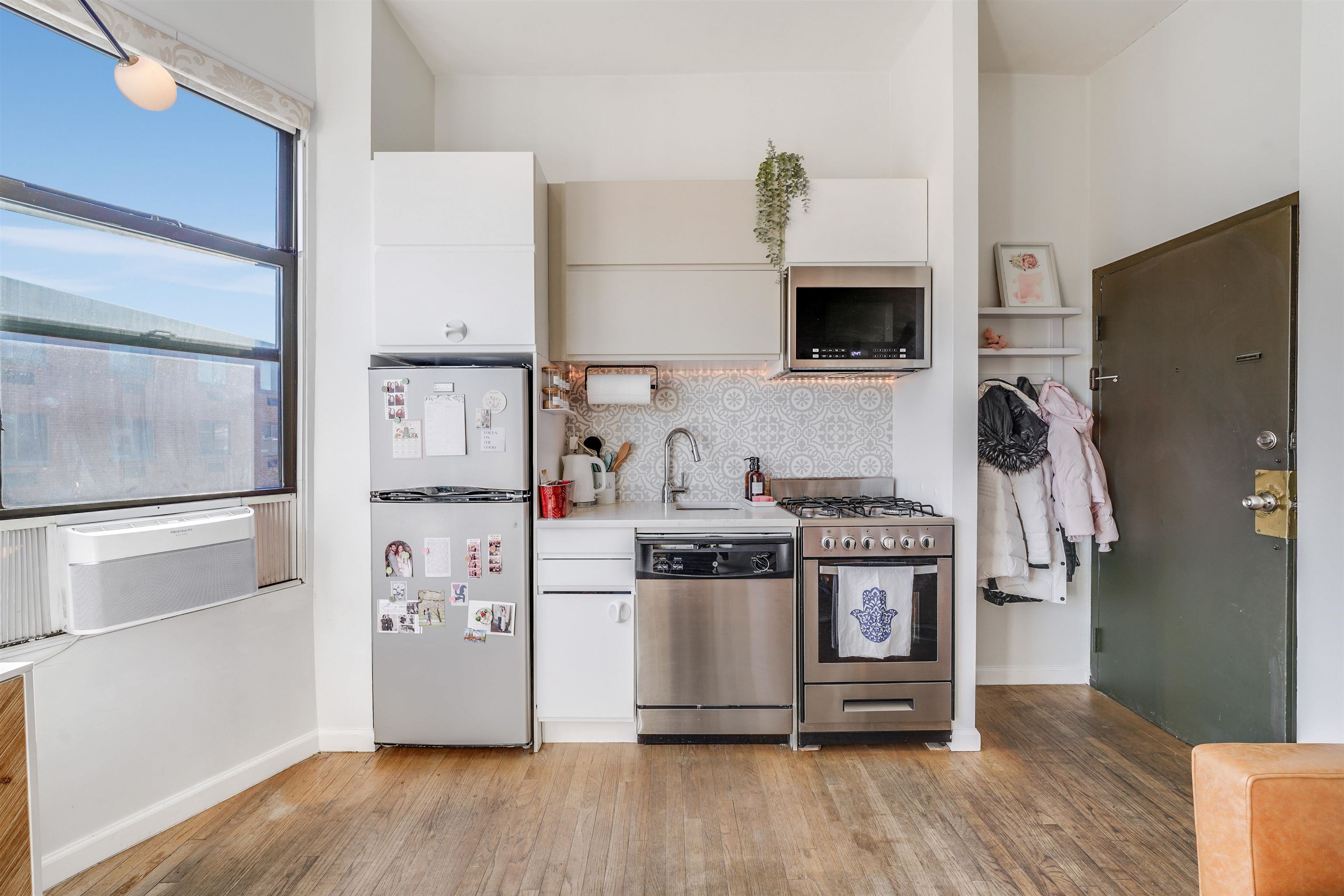 193 OGDEN AVE Unit: 4e