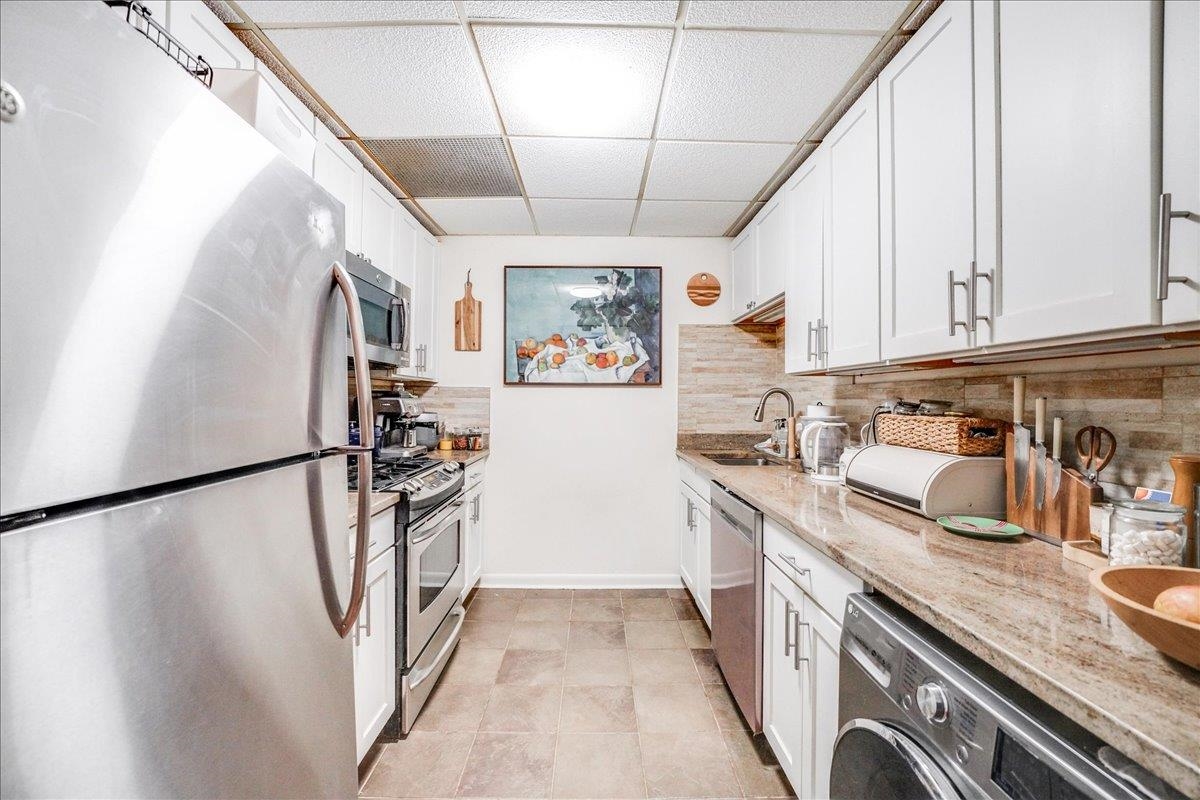 186 WAYNE ST Unit: 421D