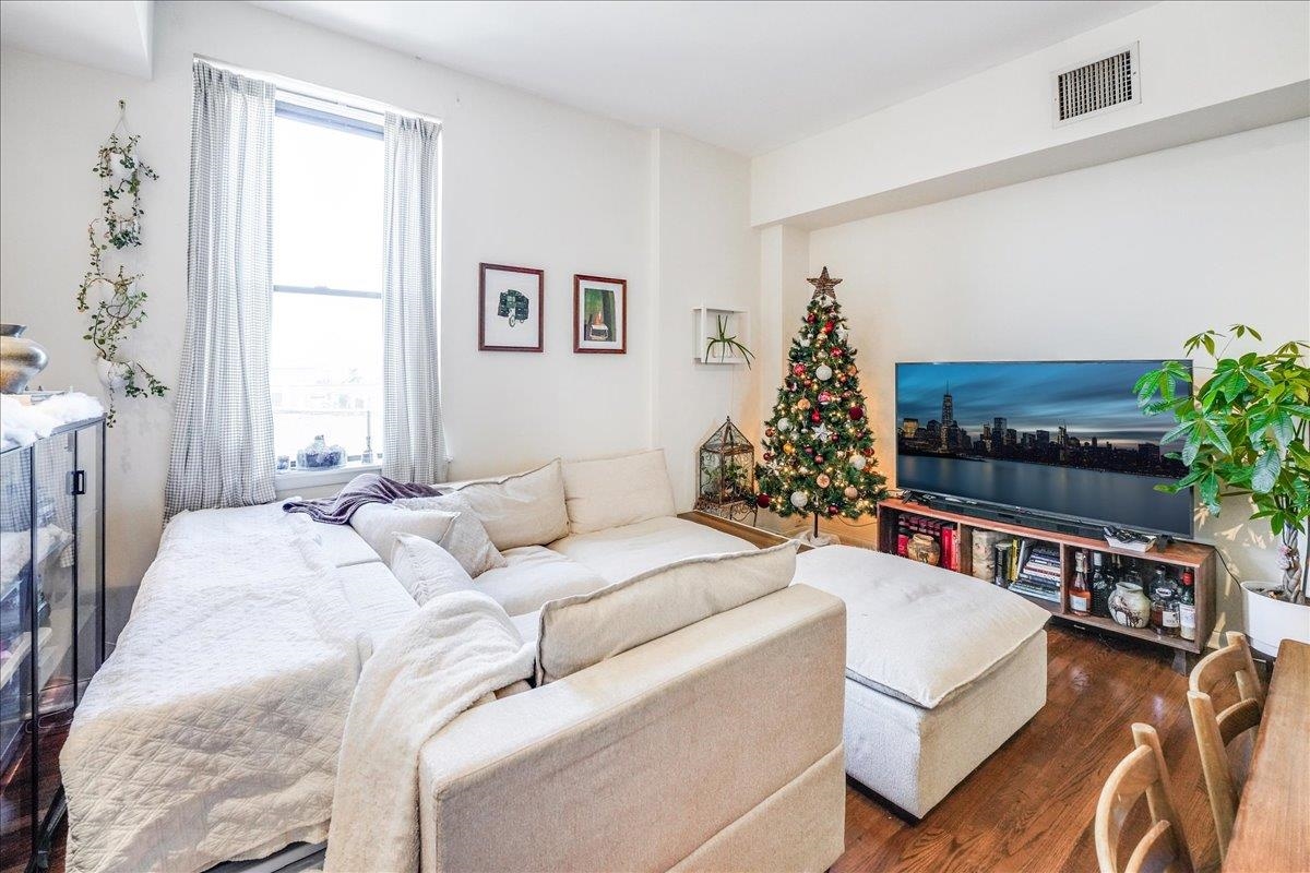 186 WAYNE ST Unit: 421D