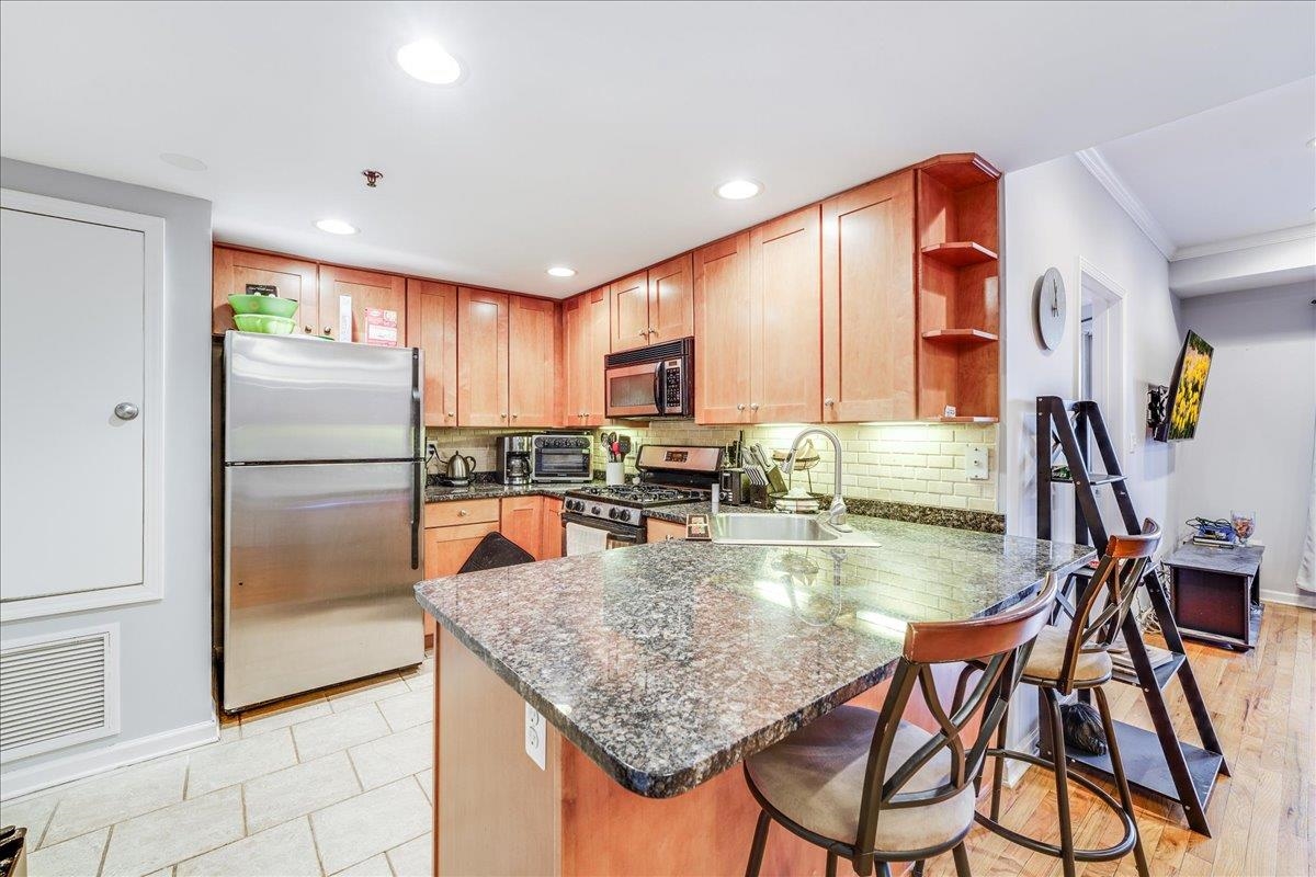 920 JEFFERSON ST Unit: 204