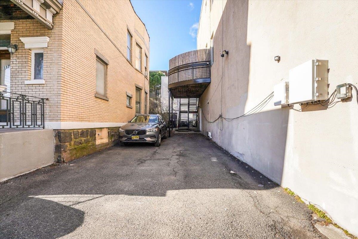 119 HANCOCK AVE Unit: 2