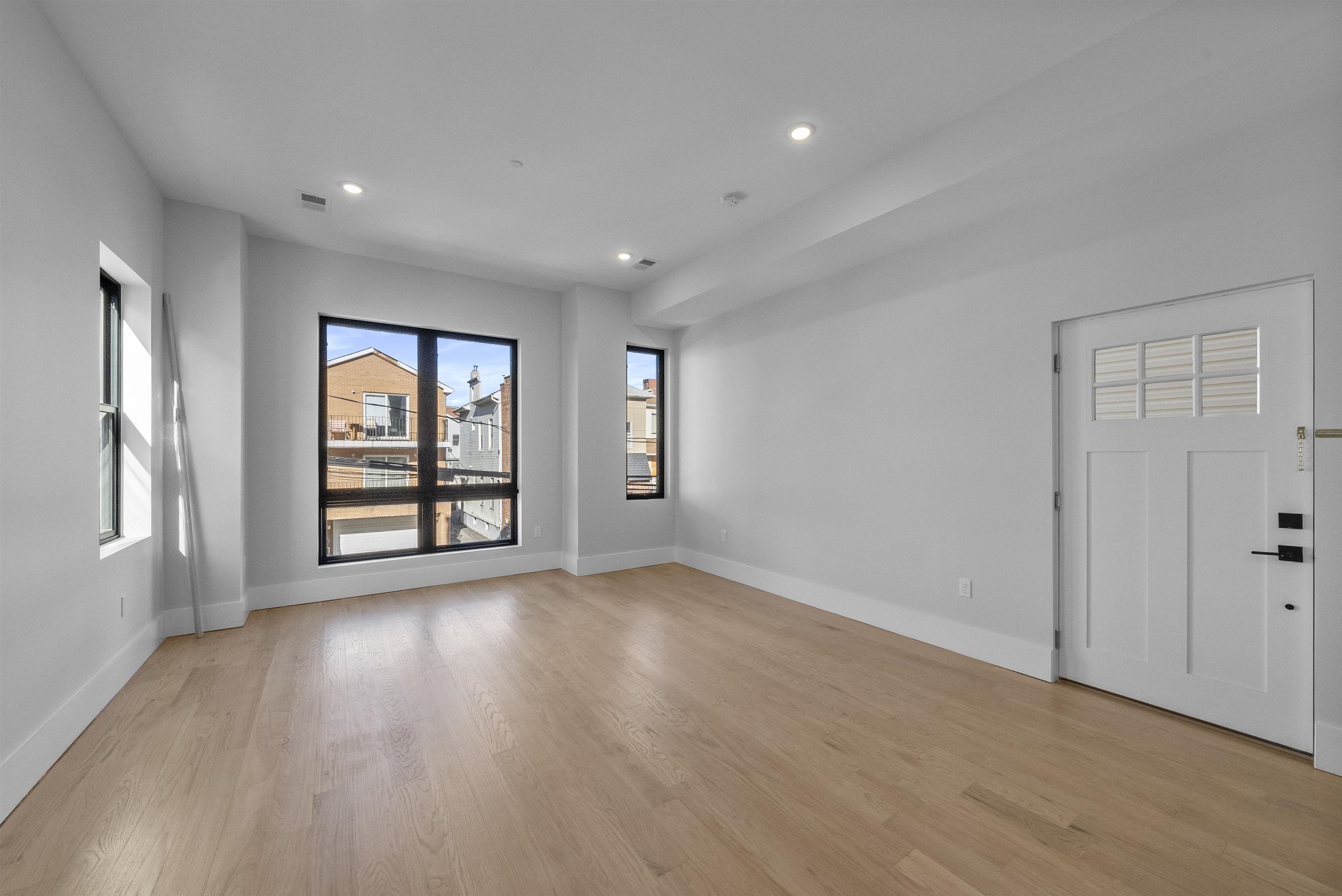 13 MANHATTAN AVE Unit: 2