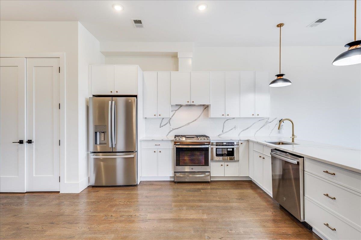 228 NUNDA AVE Unit: 2