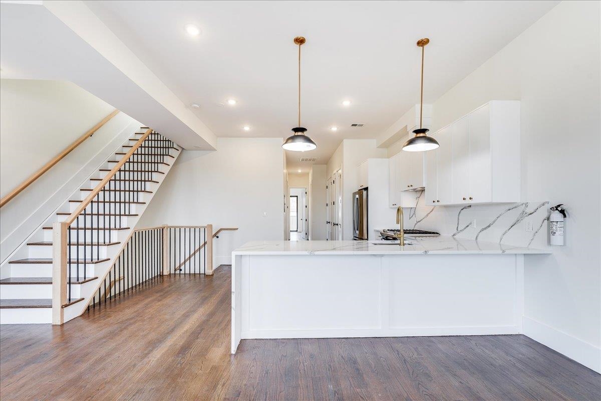228 NUNDA AVE Unit: 2