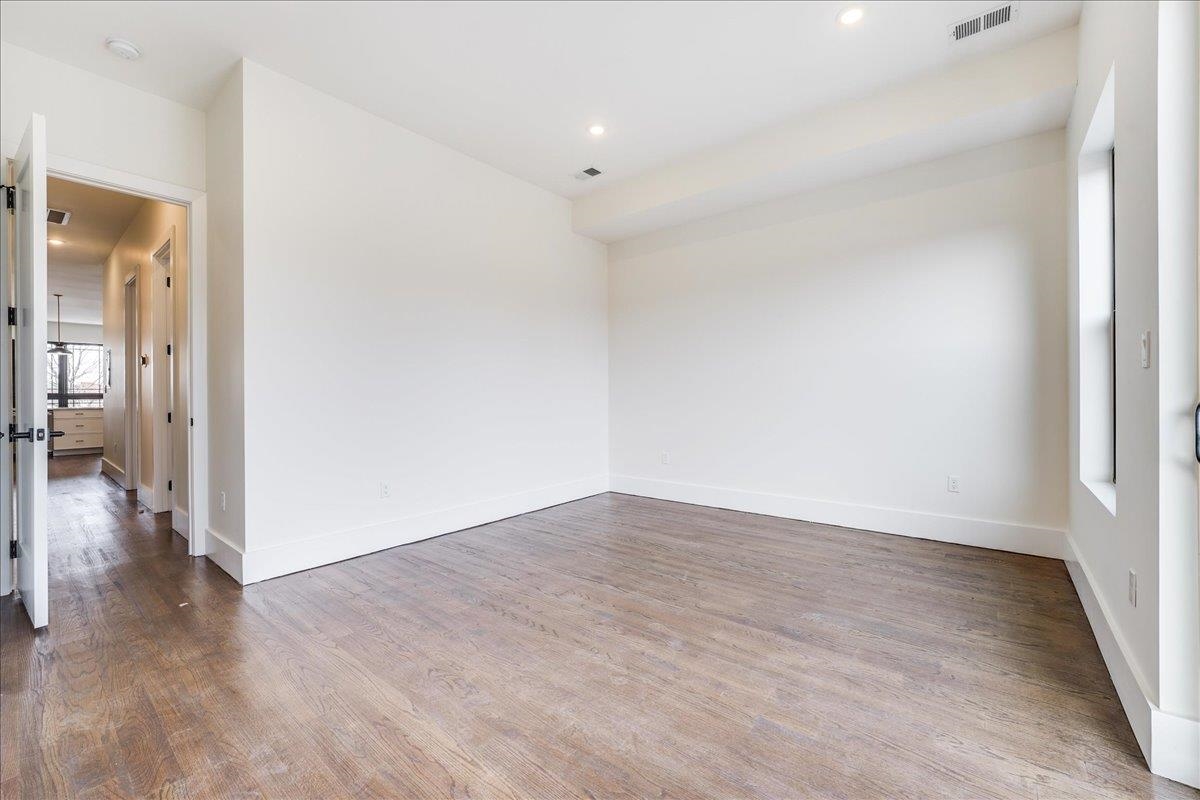 228 NUNDA AVE Unit: 2