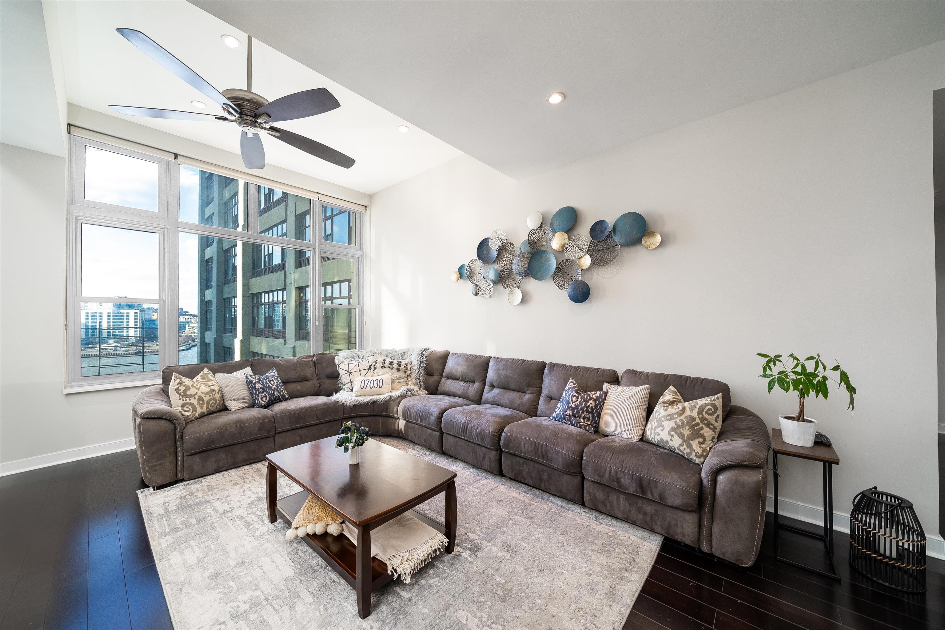 1500 HUDSON ST Unit: 6V