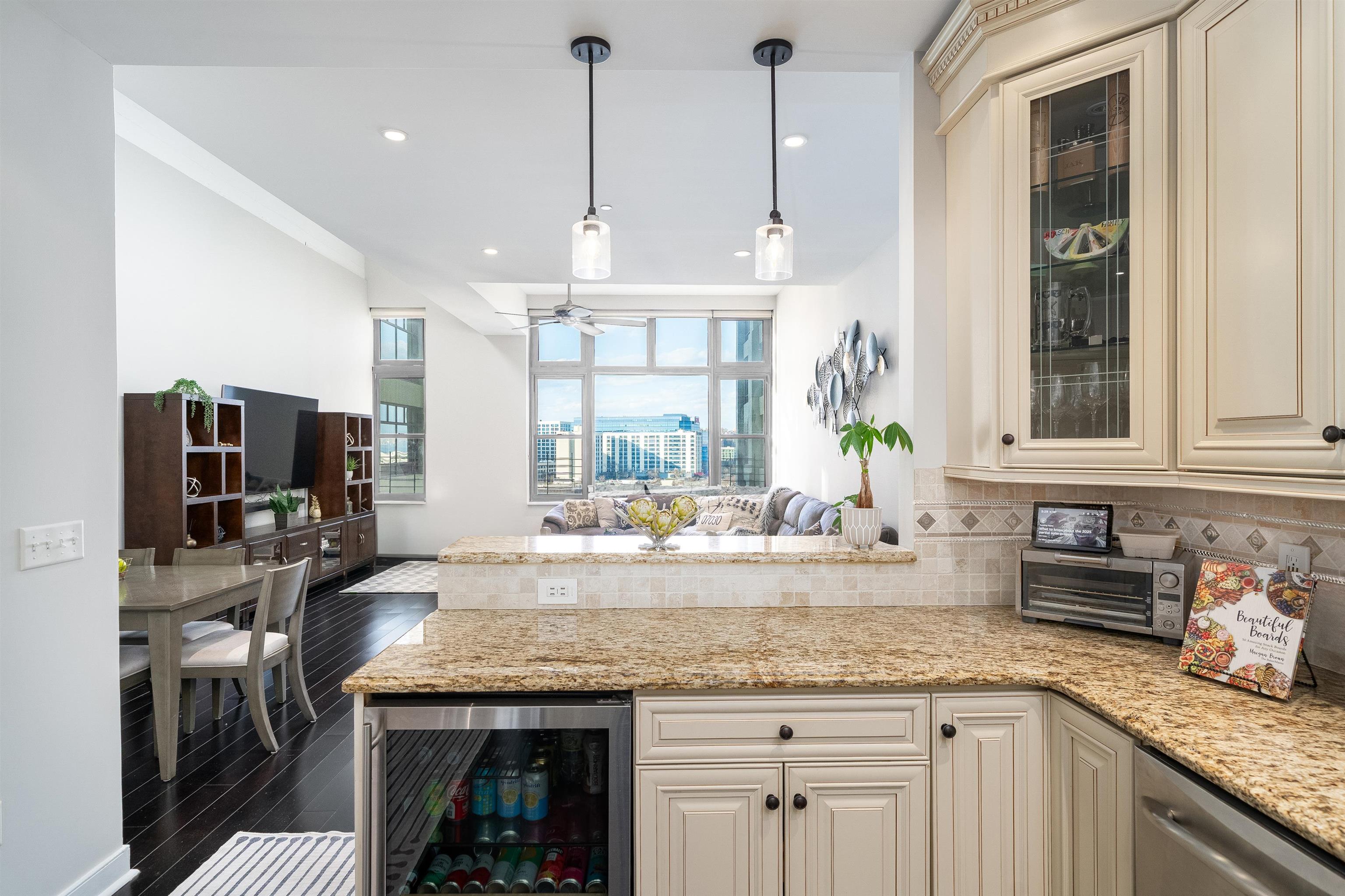 1500 HUDSON ST Unit: 6V