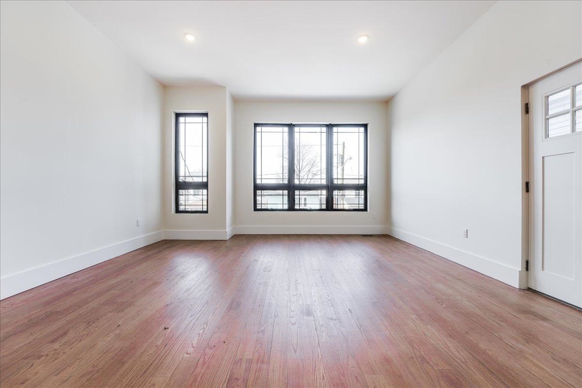 228 NUNDA AVE Unit: 1
