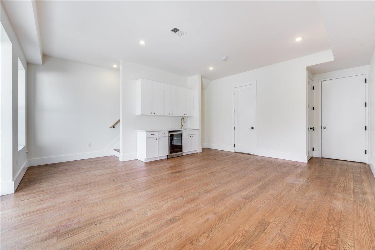 228 NUNDA AVE Unit: 1