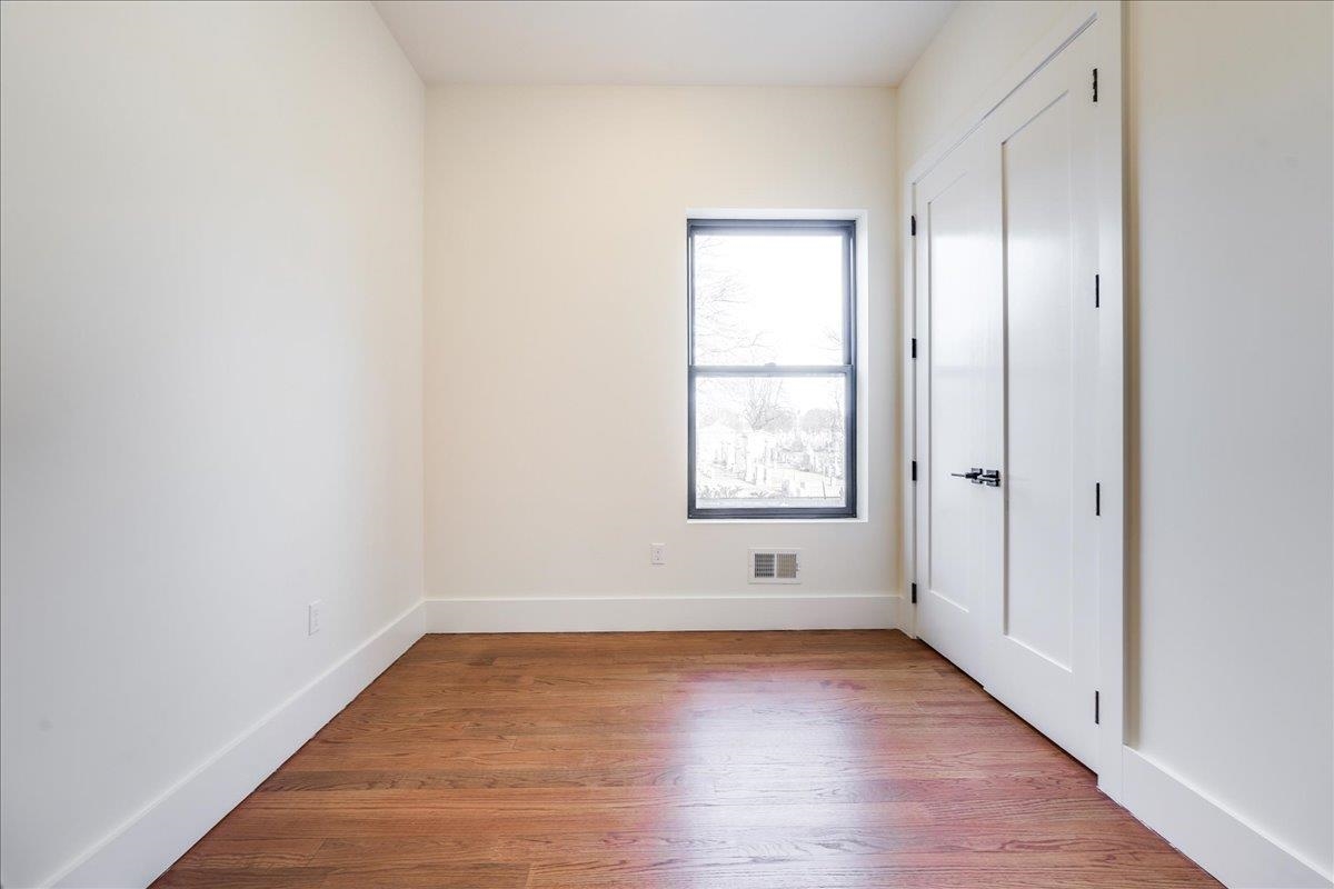 228 NUNDA AVE Unit: 1