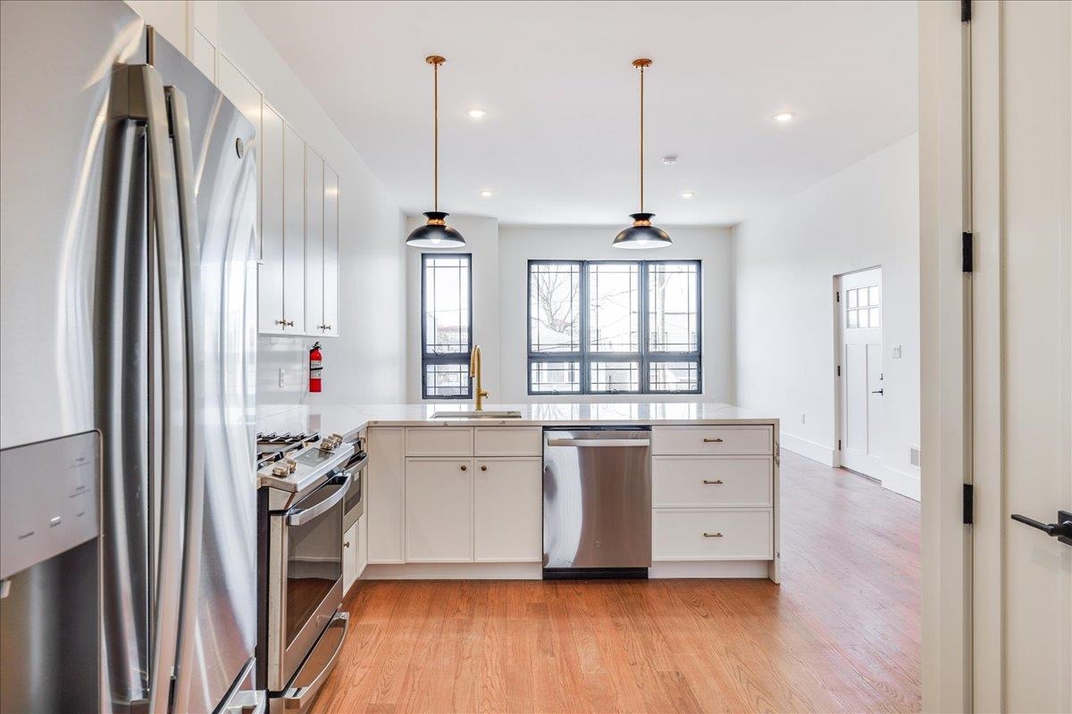 228 NUNDA AVE Unit: 1