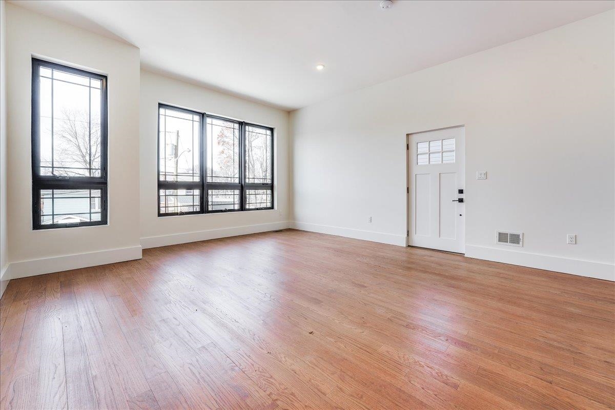 228 NUNDA AVE Unit: 1