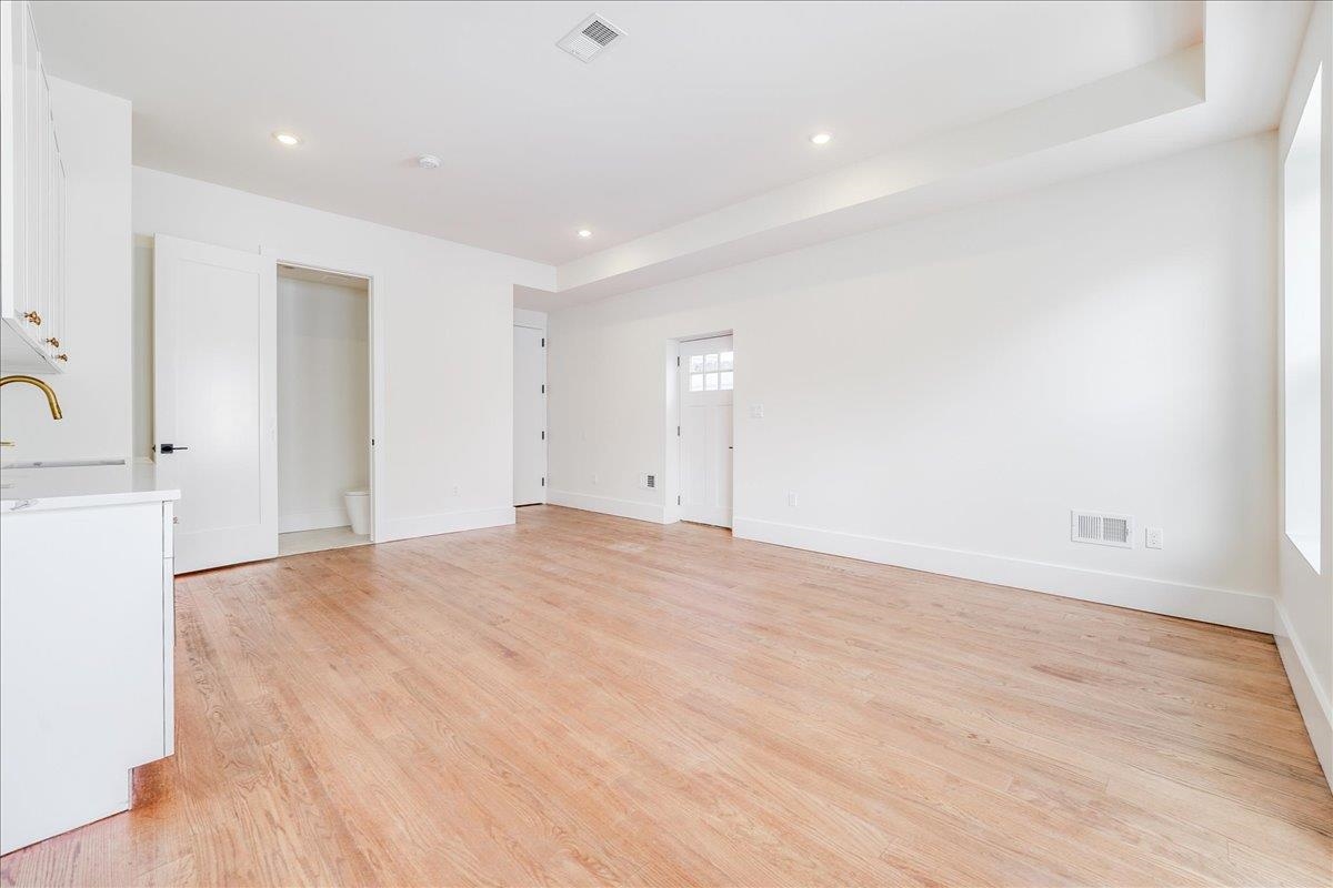 228 NUNDA AVE Unit: 1