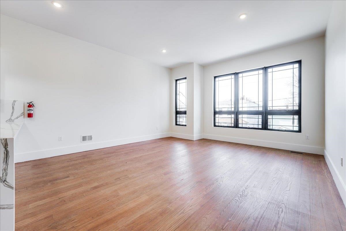 228 NUNDA AVE Unit: 1