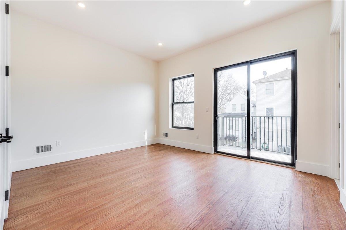 228 NUNDA AVE Unit: 1