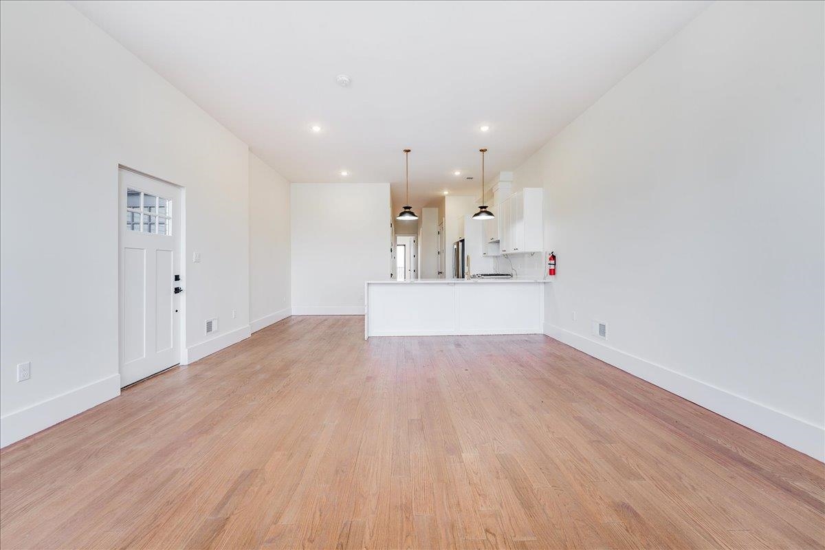 228 NUNDA AVE Unit: 1