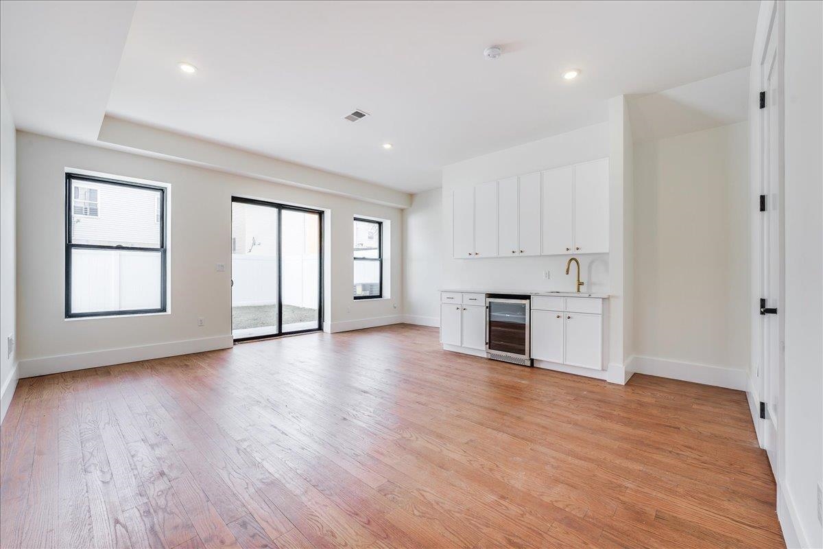 228 NUNDA AVE Unit: 1