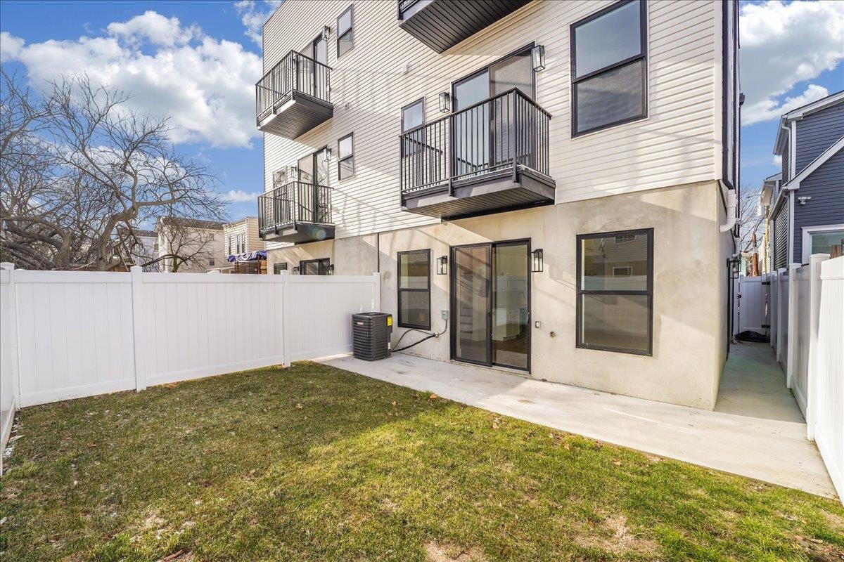 228 NUNDA AVE Unit: 1