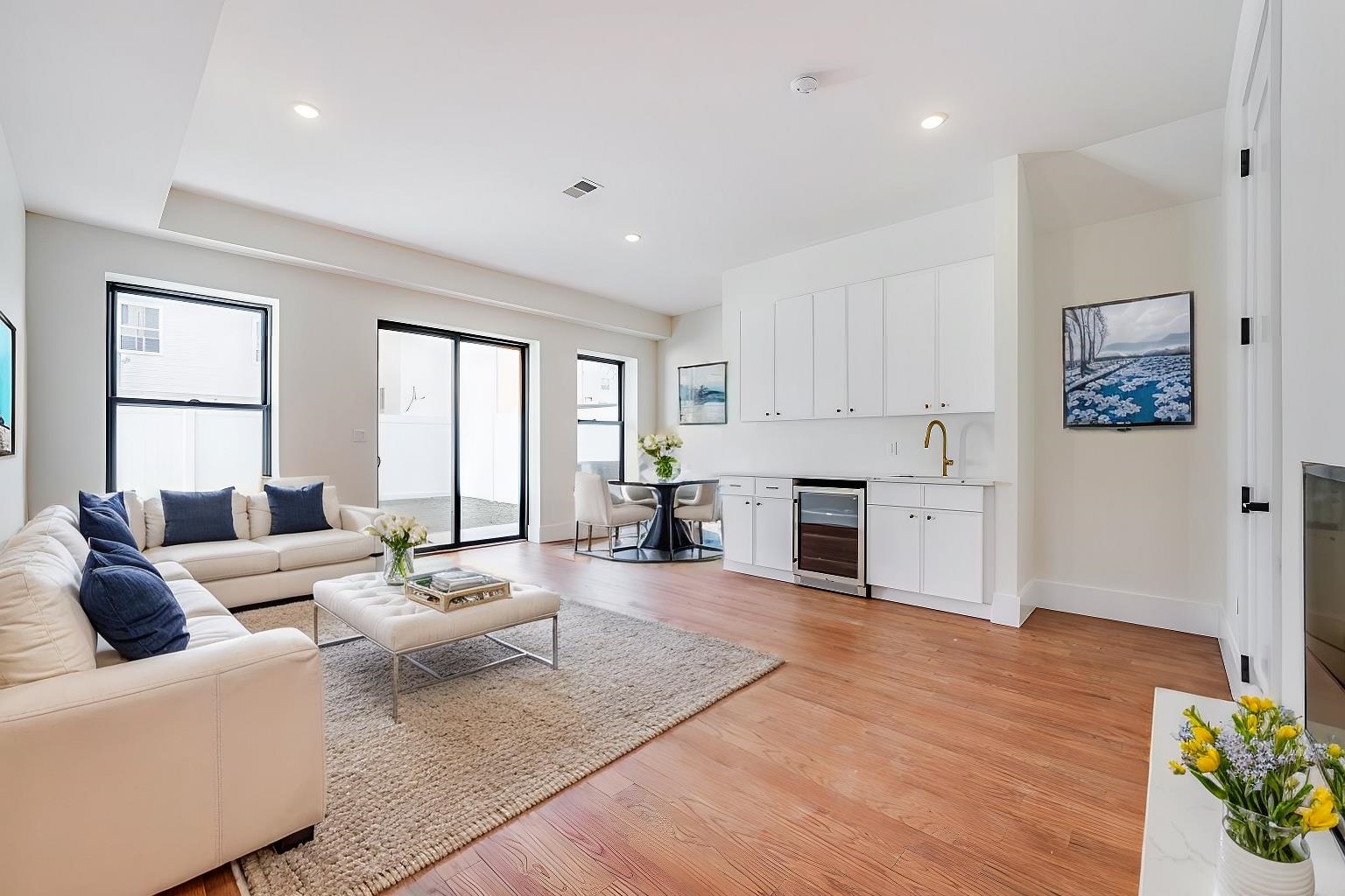 228 NUNDA AVE Unit: 1