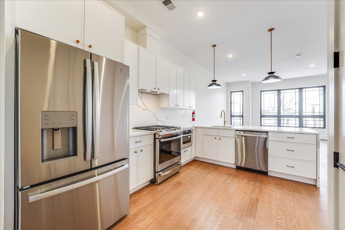 228 NUNDA AVE Unit: 1