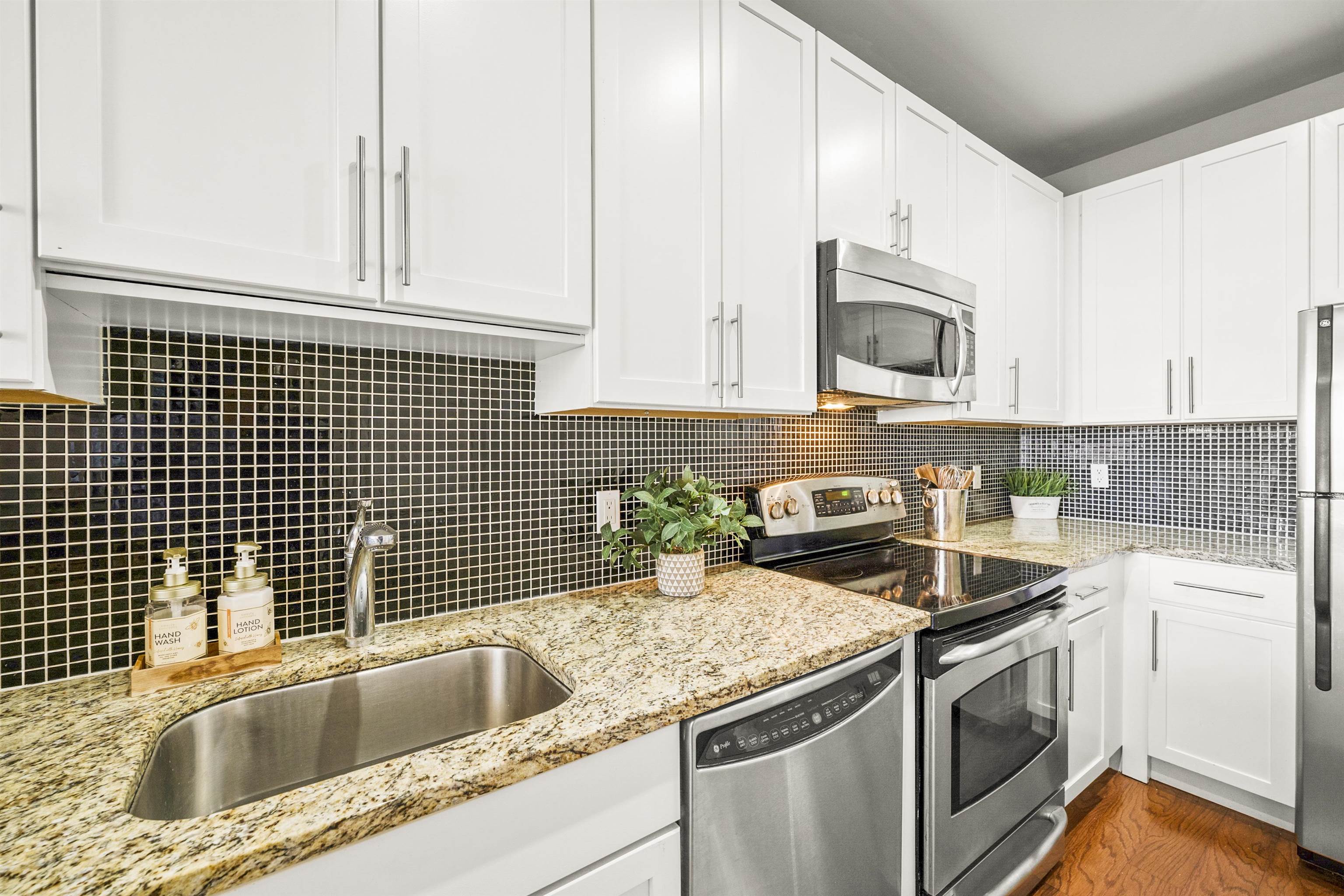 1500 HUDSON ST Unit: 8A